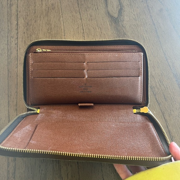 Louis Vuitton Wallet - Picture 4 of 5